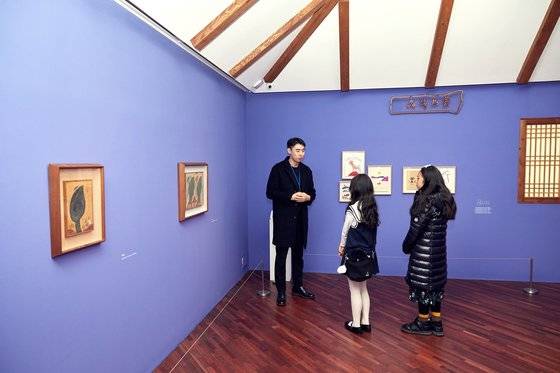 김명훈(맨 왼쪽) 학예사가 소중 학생기자단에게 한국 근현대 미술의 거장 장욱진의 생애와 작품세계에 관해 설명했다.