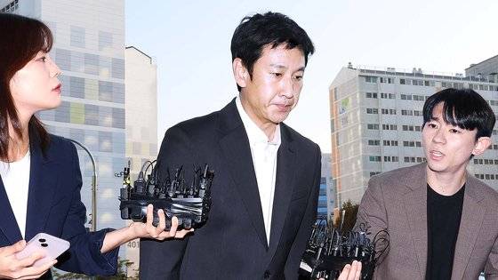 마약 투약 혐의를 받는 배우 이선균 씨가 10월 28일 인천경찰청 마약범죄수사계에 출석하고 있다. 연합뉴스