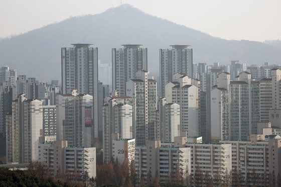 서울 마포구 하늘공원 인근에서 바라본 아파트 단지의 모습. 연합뉴스