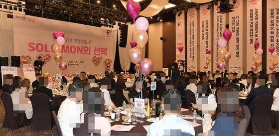 연애 예능이 많은 관심을 받으면서 비슷한 형식의 소개팅 프로그램도 생기고 있다. 사진은 경기 성남시가 미혼남녀의 만남을 주선하는 ‘솔로몬의 선택’ 행사 현장. / 사진:연합뉴스