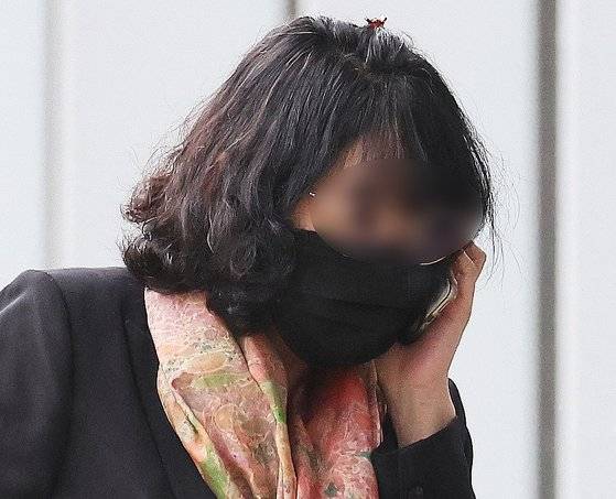 이재명 더불어민주당 대표의 배우자 김혜경씨의 '법인카드 유용 의혹' 사건 핵심 인물인 배모씨가 지난해 8월30일 수원지법 영장실질심사에 출석하는 모습이다. 당시 경기남부경찰청은 배씨에 대해 업무상 배임 및 공직선거법 위반 혐의로 사전구속영장을 신청했다. 뉴시스