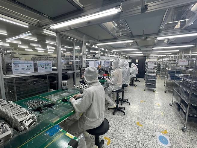 헤드업디스플레이(HUD·Head-Up Display) 생산 공정 / 사진=탑런토탈솔루션