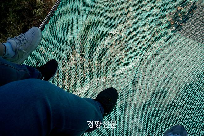 3일 승소 이후 처음으로 에버랜드를 방문한 김준형씨가 놀이공원 내 이동을 위한 리프트 ‘스카이웨이’에 탑승해 있다. 정효진 기자