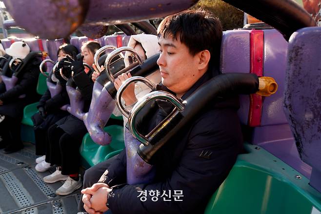 3일 승소 이후 처음으로 에버랜드를 방문한 김준형씨가 놀이기구 ‘허리케인’에 탑승해 있다. 정효진 기자