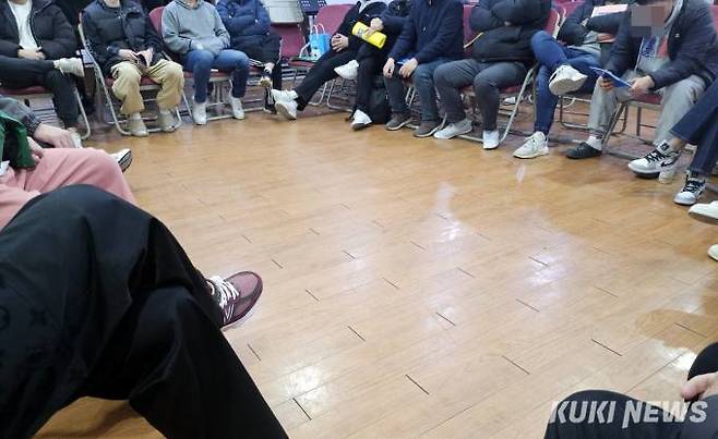 지난달 14일 서울 강남구 한 교회에서 열린 약물중독 자조모임 ‘압구정 NA(Narcotics Anonymous)’ 참석자들이 마약 중독을 어떻게 이겨내고 있는지 공유하고 있다. 사진=김은빈 기자