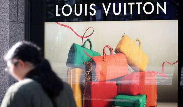 베인앤드컴퍼니는 올해 세계 명품 시장 규모를 3620억 유로(약 514조원)로 추산하고, 지난해(20.3%)에 비해 성장률(3.7%)이 급감할 것이라고 최근 전망했다. 사진은 10일 서울 한 백화점 외벽의 명품 브랜드 광고. 뉴시스