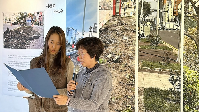 지난 8일 제주참여환경연대가 마련한 '서광로 가로수길 세밀화전시회' 오프닝에서 작업에 참여한 시민 한송화, 우연순씨가 가로수 선언문을 낭독하고 있다. 제주참여환경연대 제공