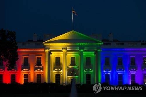 6색 무지개빛 조명으로 물든 백악관 [사진출처 = 연합뉴스]