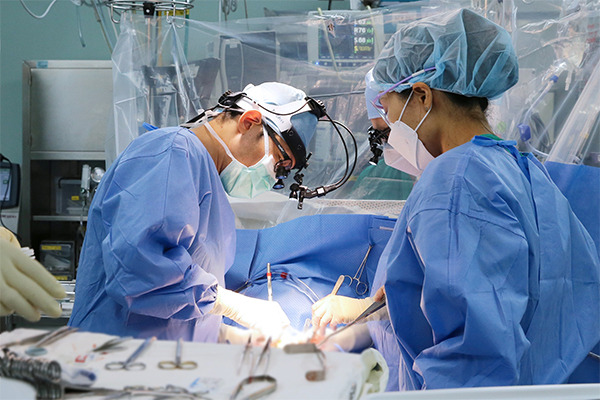 Professor Ho Jin Kim (left) of the Department of Thoracic and Cardiovascular Surgery is performing a minimally invasive surgery on a patient with aortic disease.