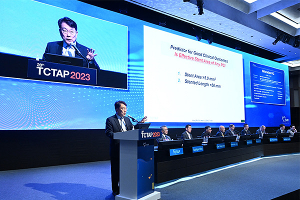 Professor Park Seung-Jung (left) of the Division of Cardiology is sharing the latest knowledge with worldwide cardiologists during the 28th TCTAP held in May 2023.