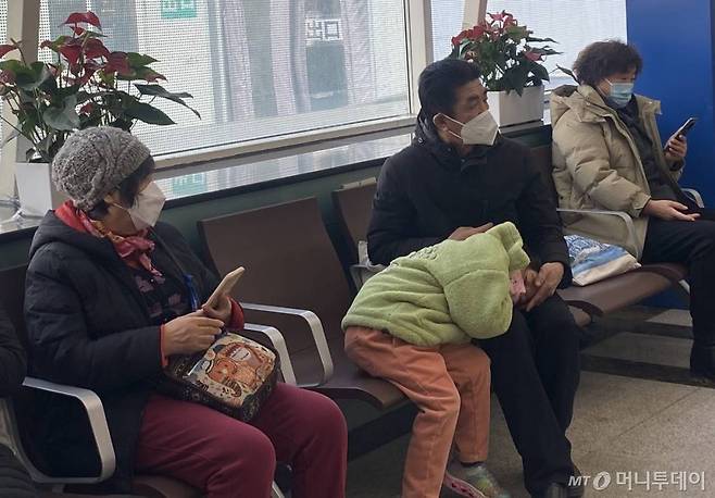 5일 방문한 중국 베이징 시내 한 종합병원. 소아과병동을 방문한 한 환아가 보호자의 무릎에 기대 누워있다. /사진=우경희 특파원