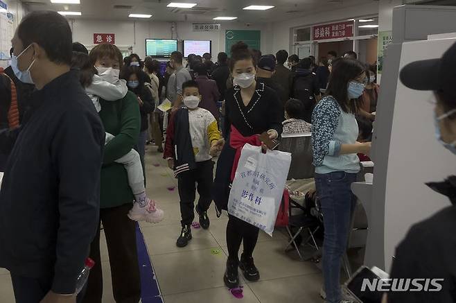 [베이징=AP/뉴시스]최근 급속히 확산된 어린이 호흡기 질환과 관련해 감염자가 감소세를 보이고 있다고 중국 보건당국이 밝혔다고 현지 매체들이 보도했다. 사진은 지난 10월 30일 베이징의 한 어린이 병원의 붐비는 입원실에서 차례를 기다리는 아이들과 부모들. 2023.12.11