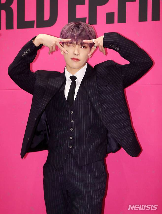 [서울=뉴시스] 김혜진 기자 = 그룹 에이티즈 홍중이 1일 오전 서울 강남구 안다즈 서울강남에서 열린 두 번째 정규앨범 '더 월드 에피소드 파이널 : 윌(THE WORLD EP FIN : WILL)' 발매 기념 기자간담회에서 포즈를 취하고 있다. 2023.12.01. jini@newsis.com