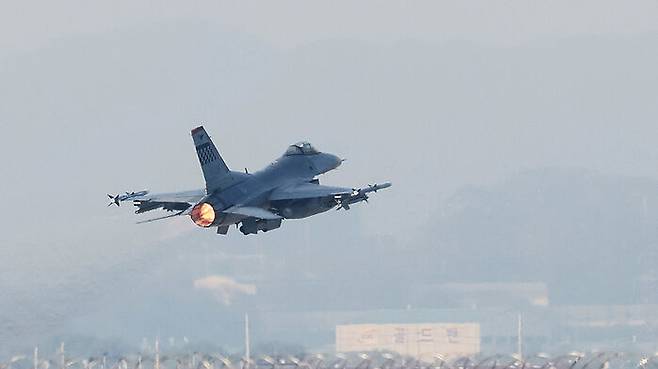 한미 연합공중훈련 '비질런트 디펜스'(Vigilant Defence)가 시작된 지난 10월 30일 주한미공군 오산기지에서 F-16 전투기가 이륙하고 있는 모습