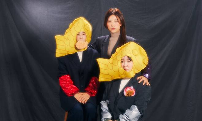 ‘붕어빵계의 최초 걸그룹’이라는 콘셉트로 ‘붕진스’를 결성한 붕어빵 유랑단의 세 대표. 붕어빵유랑단 제공