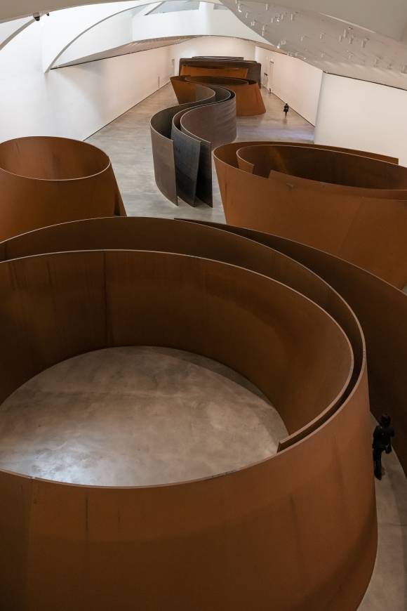 리처드 세라가 철강을 활용해 만든 설치미술 작품 ‘시간의 문제’. 사람들이 작품 안을 통과해 지나가도 되고 한없이 산책해도 좋은, 일종의 새로운 공간을 만드는 작품이다. 이승원 작가 제공