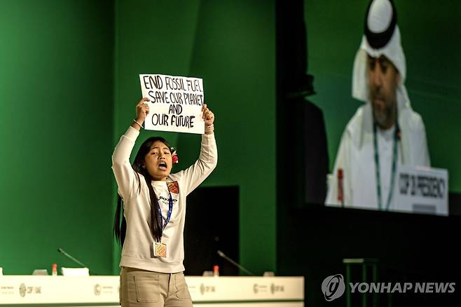 COP28 회의장에 난입한 환경운동가 [EPA 연합뉴스 자료사진 재판매 및 DB 금지]