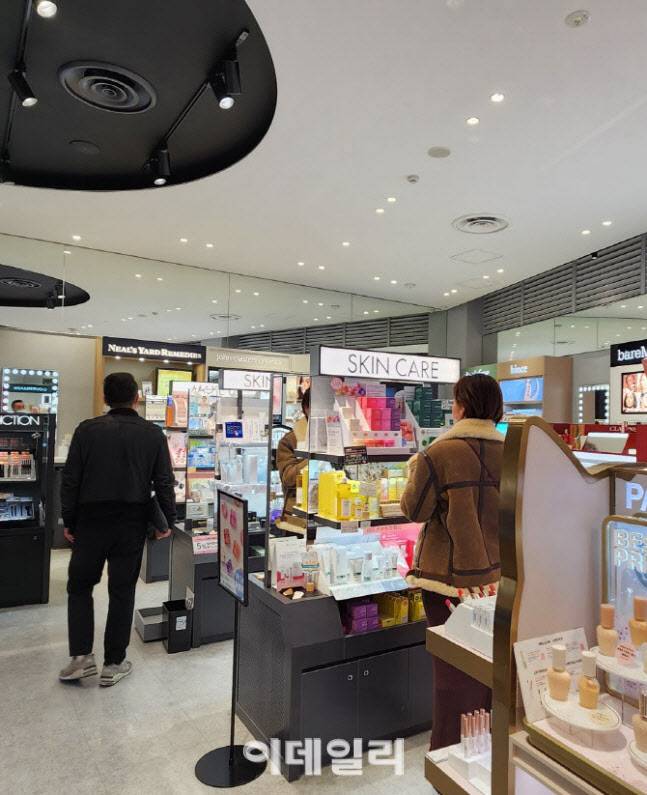 도쿄 하라주쿠 아토코스메 매장에서 고객이 화장품을 살펴 보고 있다.(사진=백주아 기자)