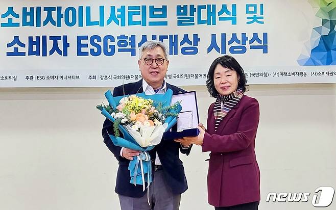 김정수 샘표 홍보본부장(왼쪽)과 김향자 미래소비자행동 공동대표가 기념사진 촬영을 하고 있다.(샘표 제공)