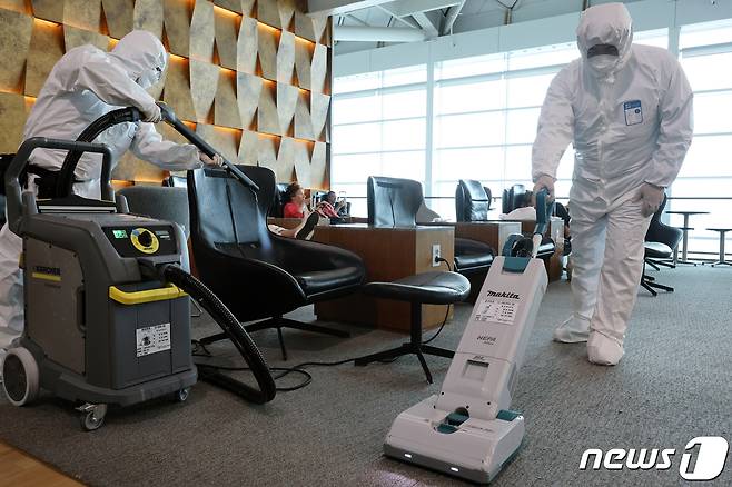 지난 11월17일 인천국제공항 2터미널 환승 라운지에서 공항 관계자들이 빈대 방역을 진행하고 있다. 2023.11.17/뉴스1 ⓒ News1 박정호 기자