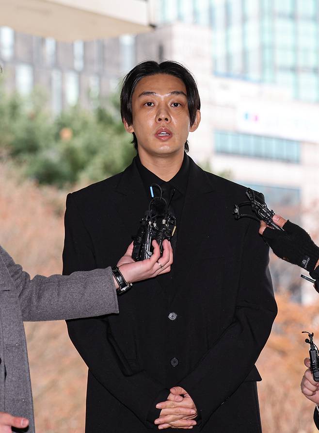 취재진 질문에 답하는 유아인. 사진 | 연합뉴스