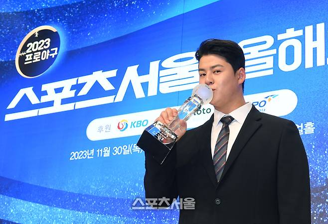 한화 노시환이 서울 강남구 엘리에나 호텔에서 진행된 2023 프로야구 스포츠서울 올해의 상 시상식에서 올해의 선수로 선정된 뒤 기념촬영을 하고 있다. 박진업기자 upandup@sportsseoul.com