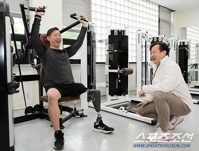 이용호 서울대 체육교육과 교수가 한민수 감독이 인클루집에서 운동하는 모습을 지켜보고 있다. 정재근 기자 cjg@sportschosun.com/2023.11.28/