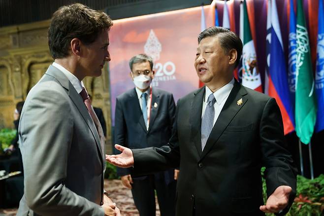 시진핑(왼쪽) 중국 국가주석이 16일 인도네시아 발리에서 열린 주요 20국(G20) 정상회의 연회에서 쥐스탱 트뤼도 캐나다 총리에게 둘 사이의 대화가 언론에 알려진 것에 항의하고 있다./로이터 연합뉴스