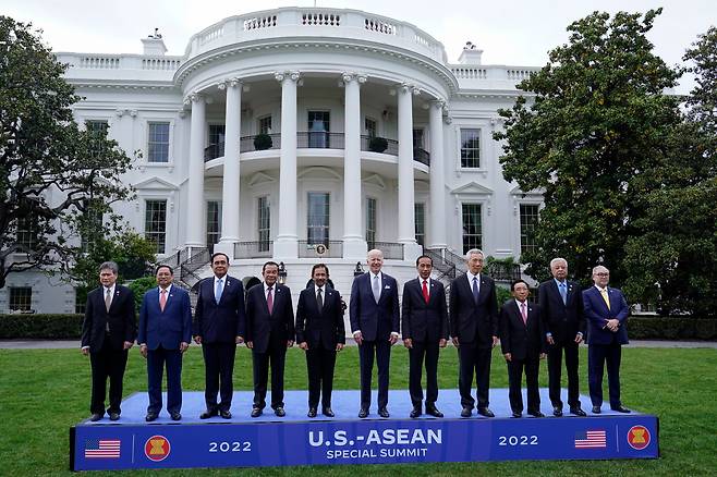 조 바이든(가운데) 미국 대통령이 12일 오후(현지 시각) 백악관에 아세안(ASEAN·동남아시아국가연합) 10국 중 9국 정부대표를 불러 ‘아세안 특별정상회의’를 열었다. /AP 연합뉴스
