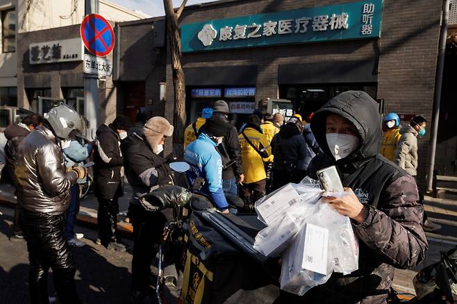 7일 베이징의 한 약국앞에 약을 배달하기위해 몰린 사람들./로이터 뉴스1