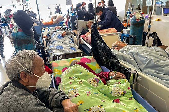 상하이 병원 로비까지 코로나 환자로 북새통 - 3일 중국 상하이 퉁런병원 로비가 코로나 환자와 보호자들로 북새통을 이루고 있다. 최근 중국은 베이징·상하이·광저우 등 대도시를 중심으로 코로나가 빠르게 확산한 뒤 중소 도시로 번지고 있어 대책 마련이 시급한 상황이다. /AFP 연합뉴스
