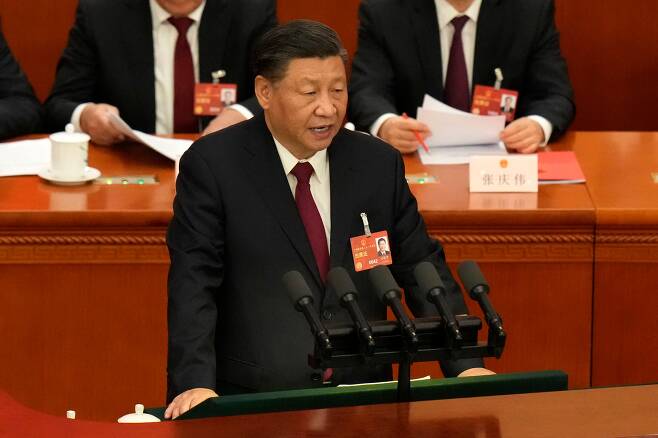 시진핑 중국 국가주석이 13일 수도 베이징 인민대회당에서 전국인민대표대회(전인대) 제14기 1차회의 폐막식에서 연설을 하고 있다./로이터 연합뉴스