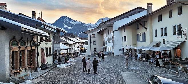 중세 모습을 간직한 해발 810m의 그뤼에르 마을. 세계적으로 유명한 그뤼에르 치즈가 생산된다. / 백수진 기자