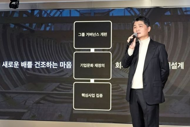 김범수 카카오 창업자 겸 경영쇄신위원회 위원장이 지난 11일 성남시 카카오 판교 아지트에서 열린 임직원 간담회에서 경영 쇄신과 관련해 발표하고 있다. ⓒ카카오