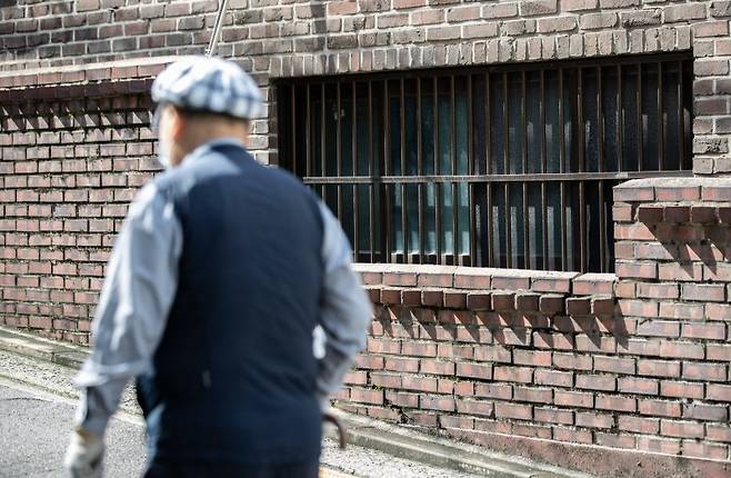 12일 통계청이 내놓은 '2023 통계로 보는 1인가구'에 따르면 2022년 기준 1인가구 비중은 34.5%를 기록했다. 서울 동작구에 위치한 반지하 거주지의 모습. 2022.10.5/뉴스1 ⓒ News1 이재명 기자 /사진=뉴스1