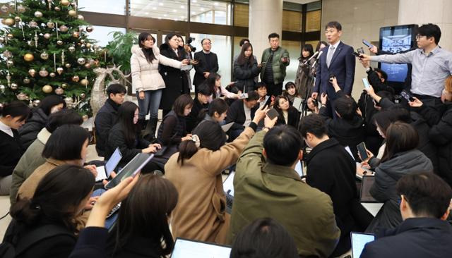 이복현 금융감독원장이 12일 서울 중구 은행회관에서 열린 금융지주 이사회 의장 간담회를 마친 뒤 취재진의 질의에 답하고 있다. 뉴스1