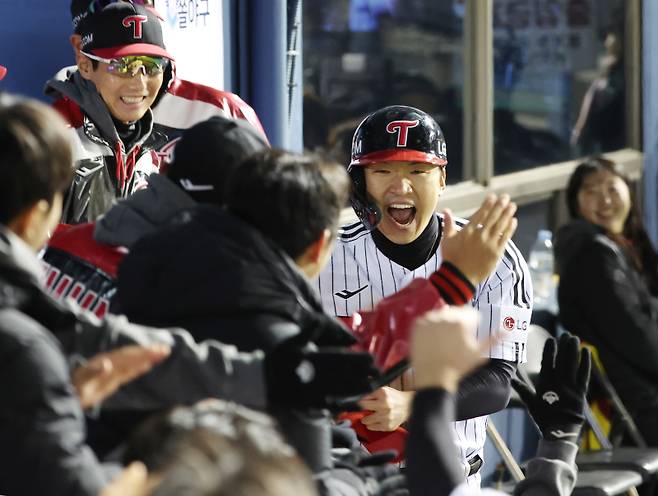 2023 KBO 프로야구 포스트시즌 LG트윈스와 kt위즈의 한국시리즈 5차전 경기가 13일 오후 서울 잠실야구장에서 열렸다. 3회말 1사 3루 김현수 내야땅볼 때 박해민이 상대 실책을 틈타 홈인한 후 동료들의 축하를 받고 있다. 잠실=김민규 기자 mgkim1@edaily.co.kr