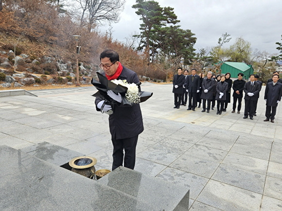 12일 이상휘 예비후보가 포항남·울릉 지역구 국회의원 등록을 앞두고 충혼탑을 찾아 호국영령의 뜻을 기리며 총선의 필승을 다짐하고 있다. [사진=이상휘 전 청와대 춘추관장]