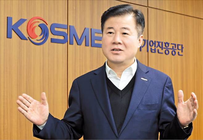 강석진 중소벤처기업진흥공단 이사장이 지난 7일 서울 목동 중진공 사무실에서 중소기업계를 지원하기 위한 다양한 정책 아이디어를 설명하고 있다.  최혁 기자