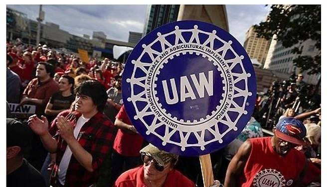 지난 9월 파업 시위 중인 전미자동차노조 조합원. AP 연합뉴스 자료사진