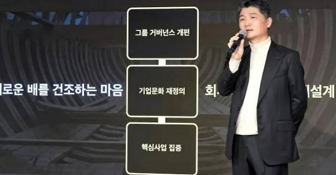 Kim Bum-soo, founder of Kakao and chairman of the Future Initiative Center, speaks during an employee meeting at Kakao\'s headquarters in Seongnam, Gyeonggi Province, on Nov. 11. Courtesy of Kakao