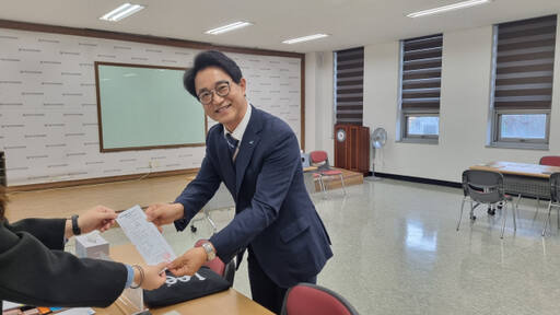 추민규 전 경기도의원이 내년 총선 예비후보로 등록하고 있다. 추민규 전 도의원 제공