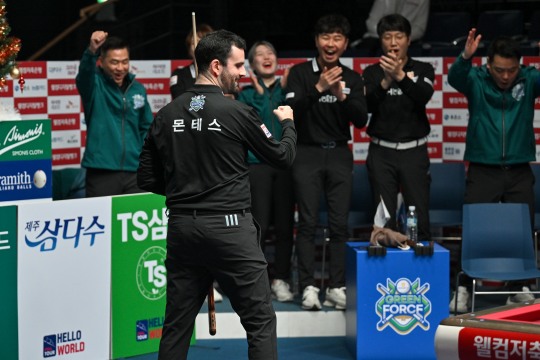 5세트에서 승리 후 세리머니를 하고 있는 NH농협카드 몬테스 [PBA 제공]