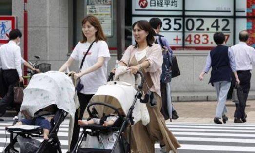 유모차 미는 일본 여성들 / 사진 = 연합뉴스