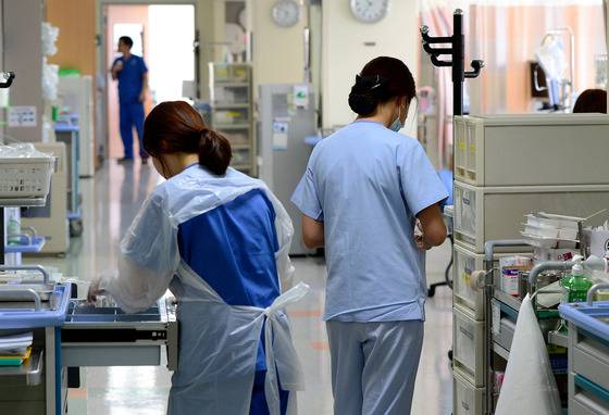 = (서울=뉴스1) 박정호 기자 10일 오전 서울 서대문구 신촌동 연세대학교 의과대학 세브란스병원 중환자실에서 관계자들이 분주히 움직이고 있다. 2014.3.10/뉴스1