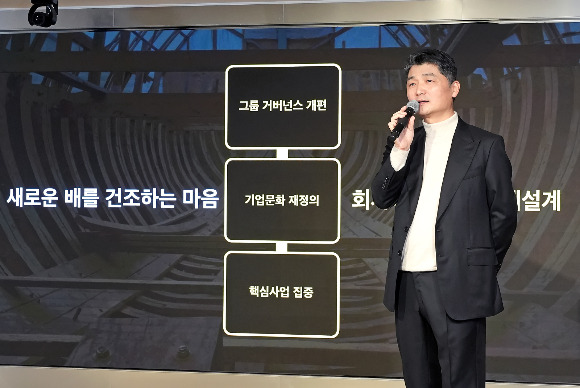 김범수 카카오 창업주 겸 경영쇄신위원장이 지난 11일 직원들과 대화에서 회사의 새로운 변화를 강조하고 있다. /사진=카카오