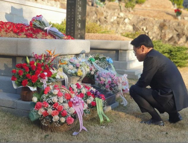 장제원 국민의힘 의원(부산 사상구)이 "이제 잠시 멈추려 한다"며 내년 총선 불출마를 시사했다. 사진은 장 의원이 부친의 묘소를 찾은 모습. / 사진=장 의원 페이스북