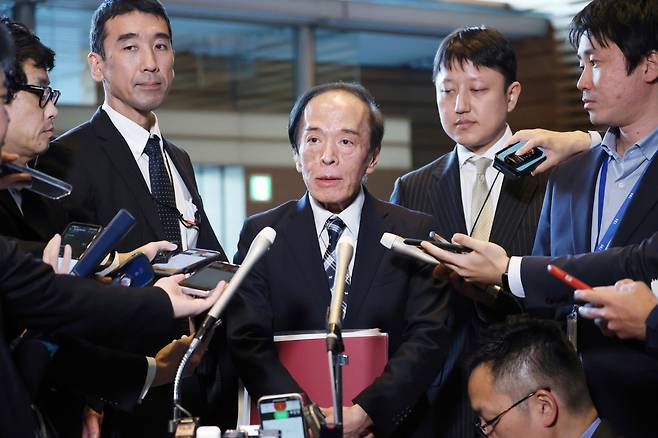 우에다 가즈오(가운데) 일본은행 총재가 7일 도쿄 총리 관저에서 기시다 후미오 총리와 만난 뒤 기자들에게 발언하고 있다.[연합]