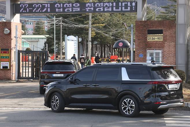 12일 경기도 연천군 육군 5사단 신병교육대대에서 그룹 방탄소년단(BTS)의 지민과 정국 일행이 탄 차량이 훈련소 안으로 이동하고 있다. 연합뉴스