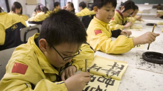 중국 베이징의 한 초등학교에서 학생들이 수업을 듣고 있다. [EPA]